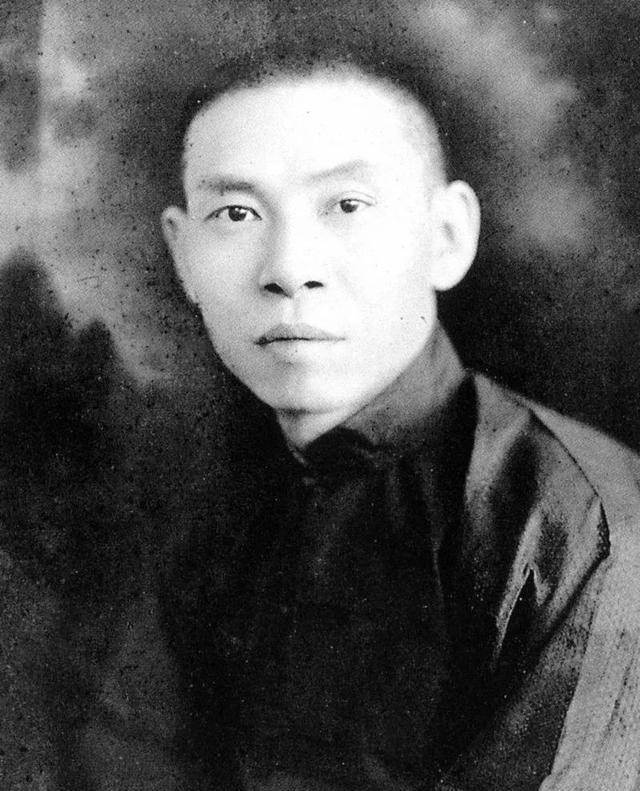 1937年，一名女乞丐找到杜月笙向他索要枪支，说自己要抗日，杜月笙竖起大拇指对她