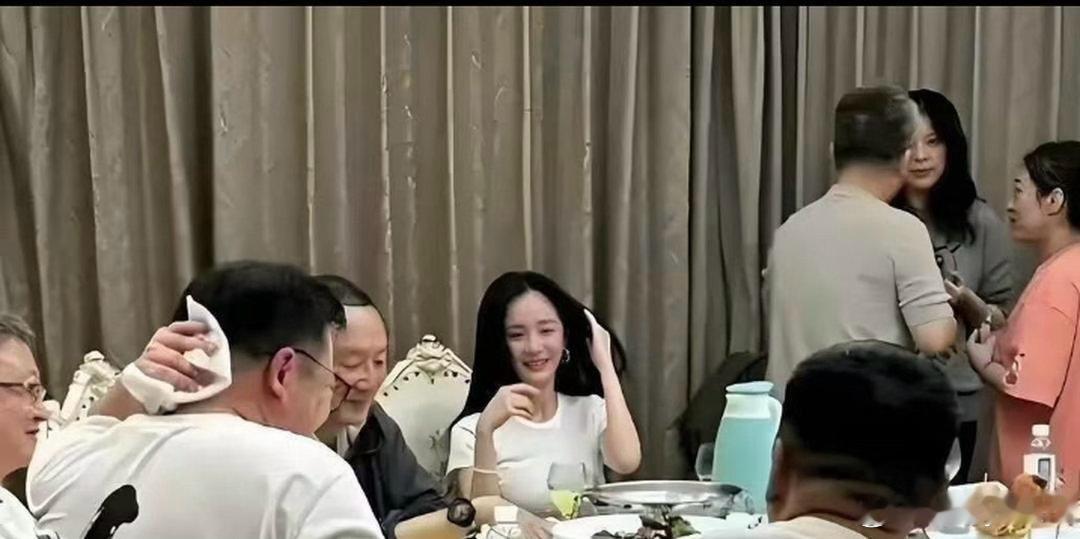原来明星私下聚餐，都是素颜的状态啊？