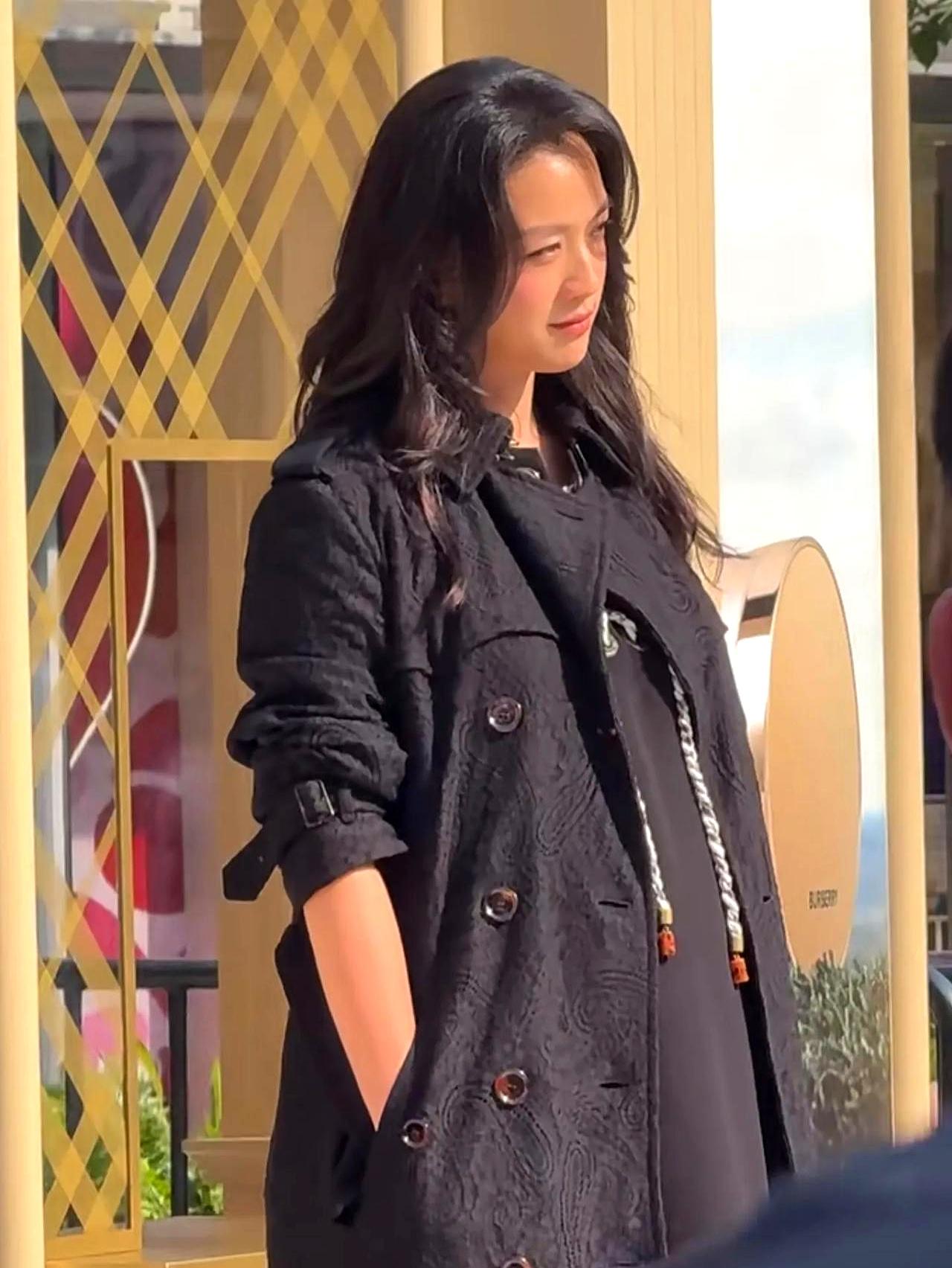 汤唯这是有情况了？46岁的她出席活动，黑色风衣根本藏不住隆起的腹部，侧面