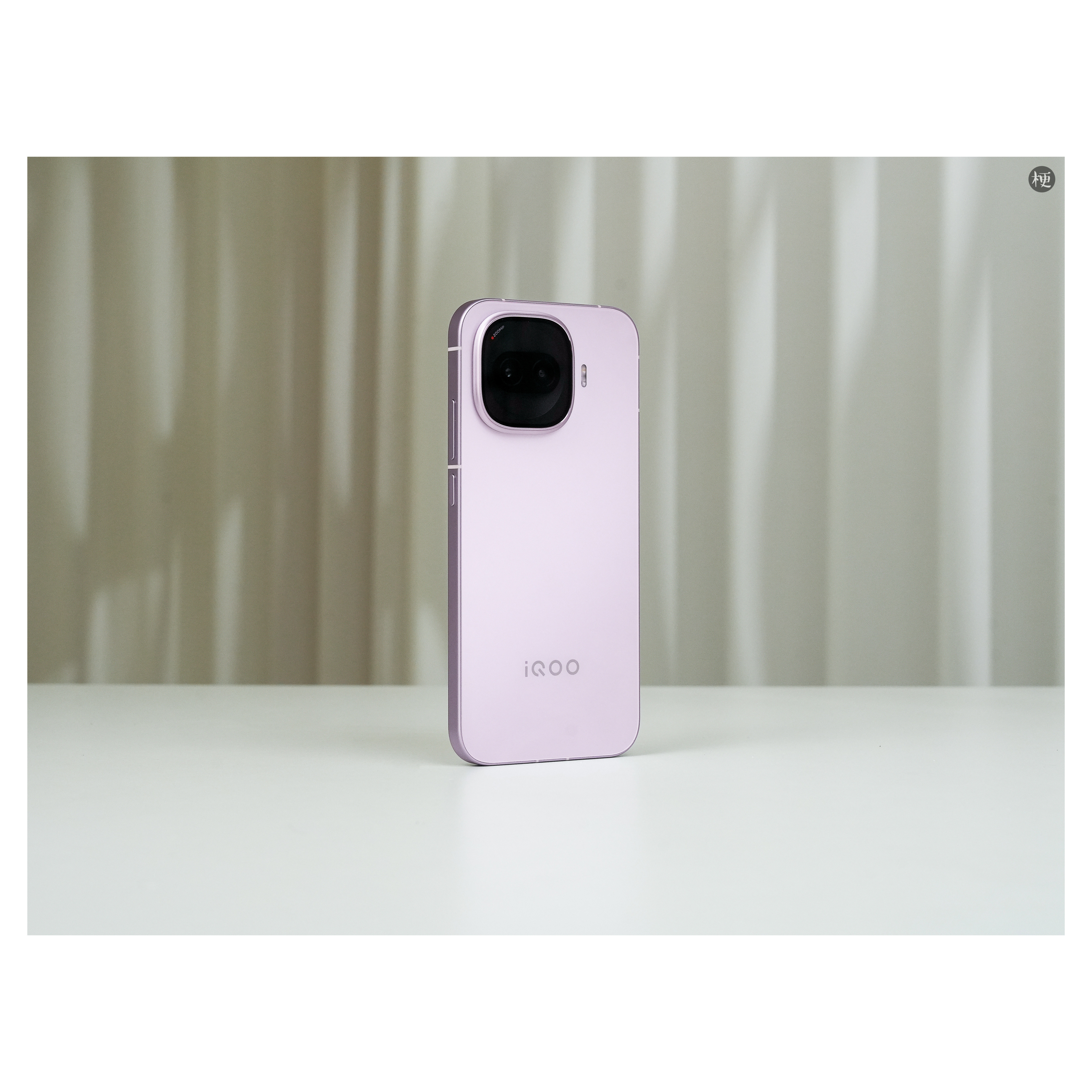 感受一下iQOOZ11Turbo的颜值这质感讲实话了，2000出头，还是金属