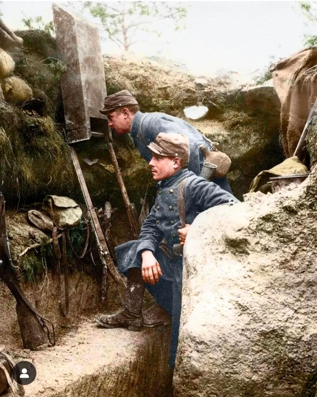 法军士兵在战壕中使用潜望镜步枪，拍摄于1915年。​​​