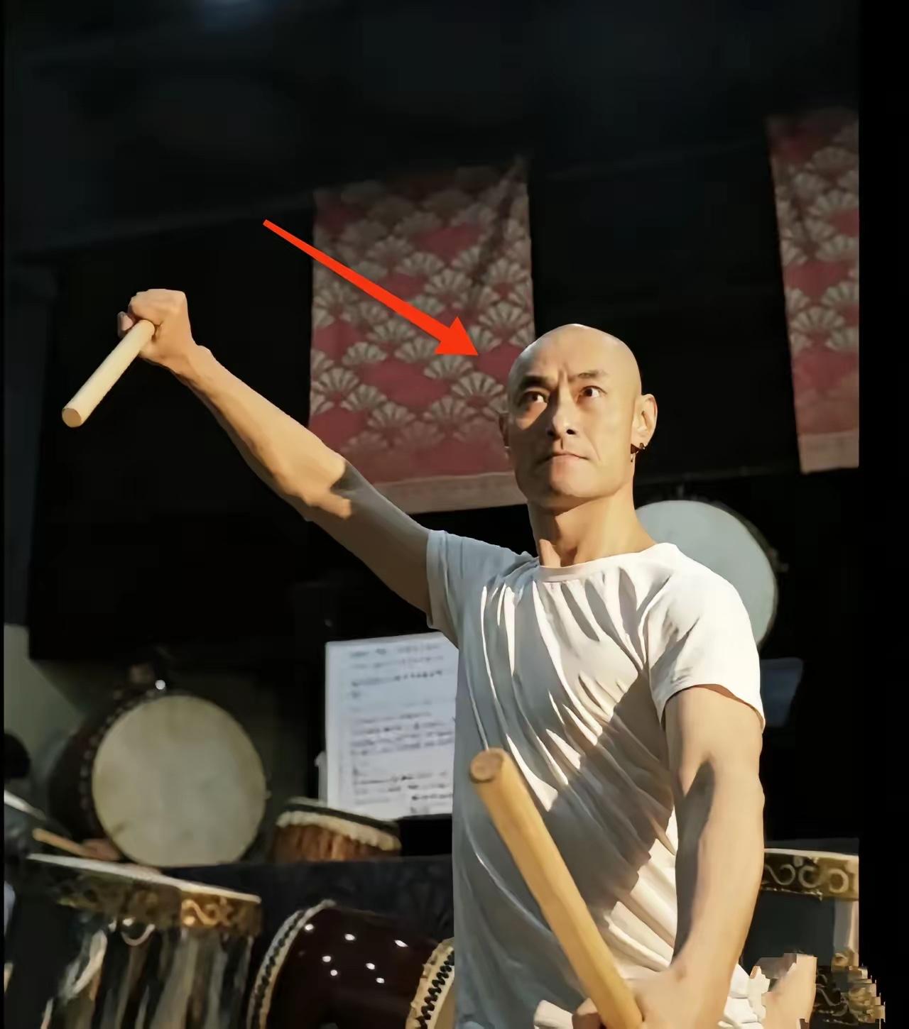 好好一桩国风文化生意，愣是被玩成了投机取巧的闹剧。扎根四川多年却坚持日式表演
