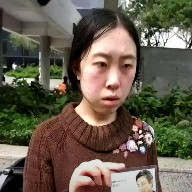 当年为了追刘德华，逼得亲爹卖房跳海的杨丽娟，现在再兰州一家超市里，弯腰理货的大姐