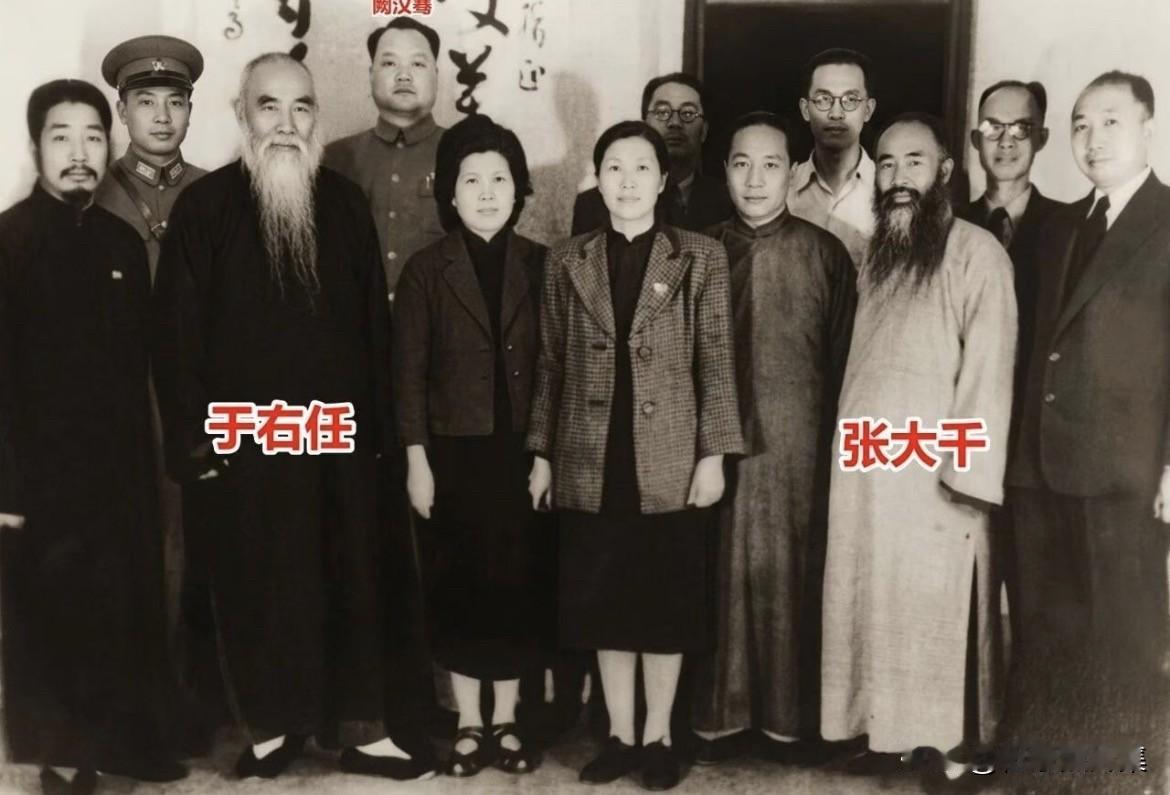 一张张大千、于右任、阙汉骞等人的罕见合影，其中阙汉骞的身高接近1米9，有点“鹤立