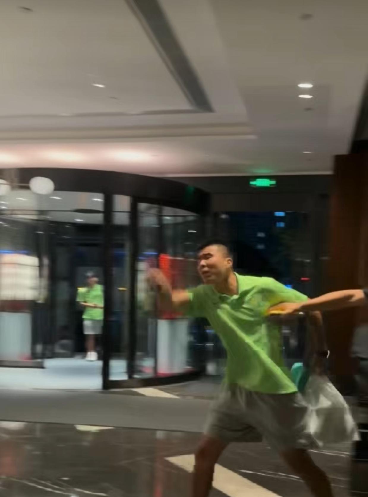 【国安惨败，球迷直冲酒店讨要说法】刚刚，国安六球惨败泰山后，义愤难平的国安球迷