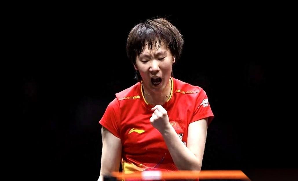 王曼昱拿了冠军，赛后采访，我听得心都揪了一下。她明明一个字都没提孙颖莎，可我怎