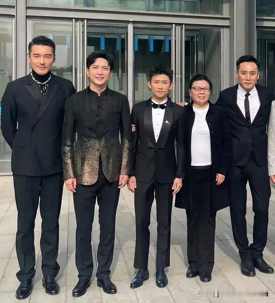 几位明星的合影里，我觉得最帅的不是个子高挑的胡兵，而是站在他旁边的这位帅哥，他穿