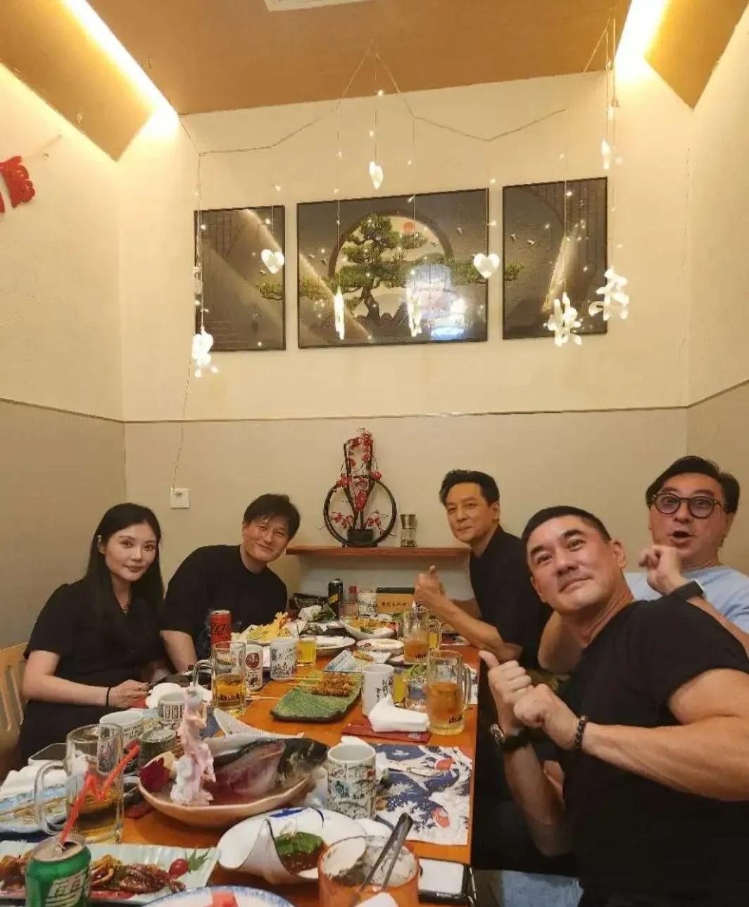 吴彦祖、吴大维与尹子维夫妻等人聚餐，别人520秀爱情，这几个老友秀友情！没想到