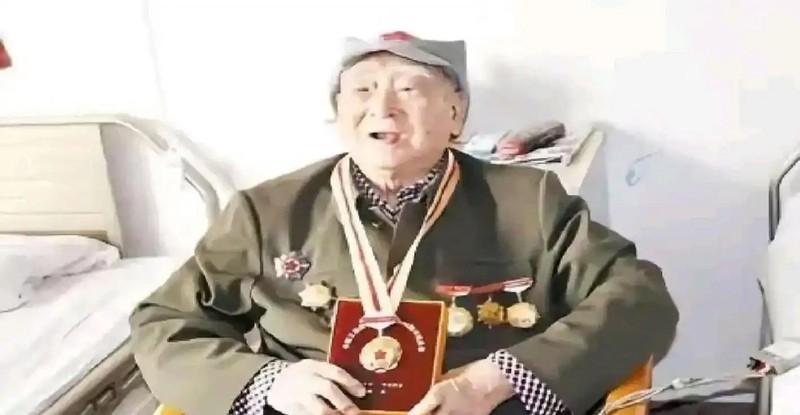 131个人阻击上千鬼子，打到最后只剩8个活的。左肩中弹、右背贯穿、脖子被补了一枪