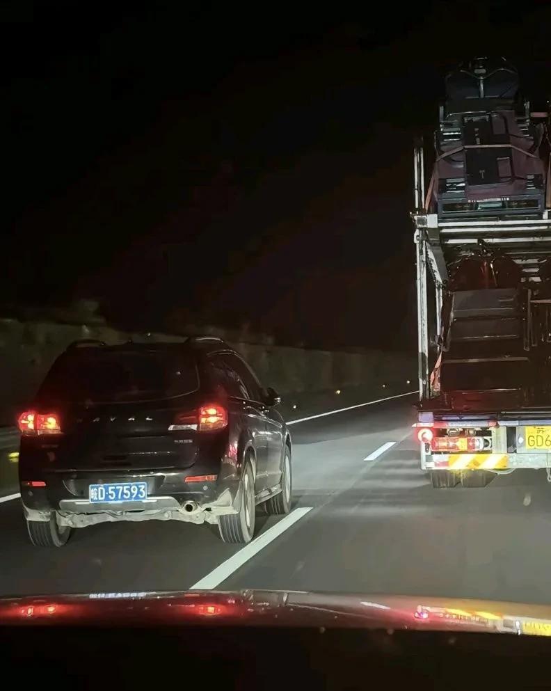 安徽一条高速上，一辆哈弗汽车70码的速度行驶，还与一辆货车并排，就这样行驶了十几