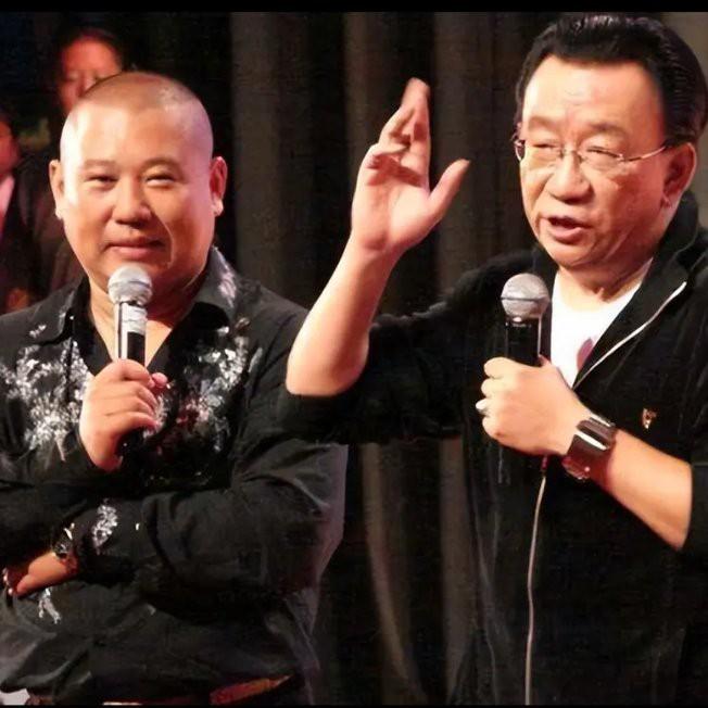 相声世家侯耀华有资格批评郭德纲！因为侯耀华在相声界的地位太高了。首先，侯耀华的爸