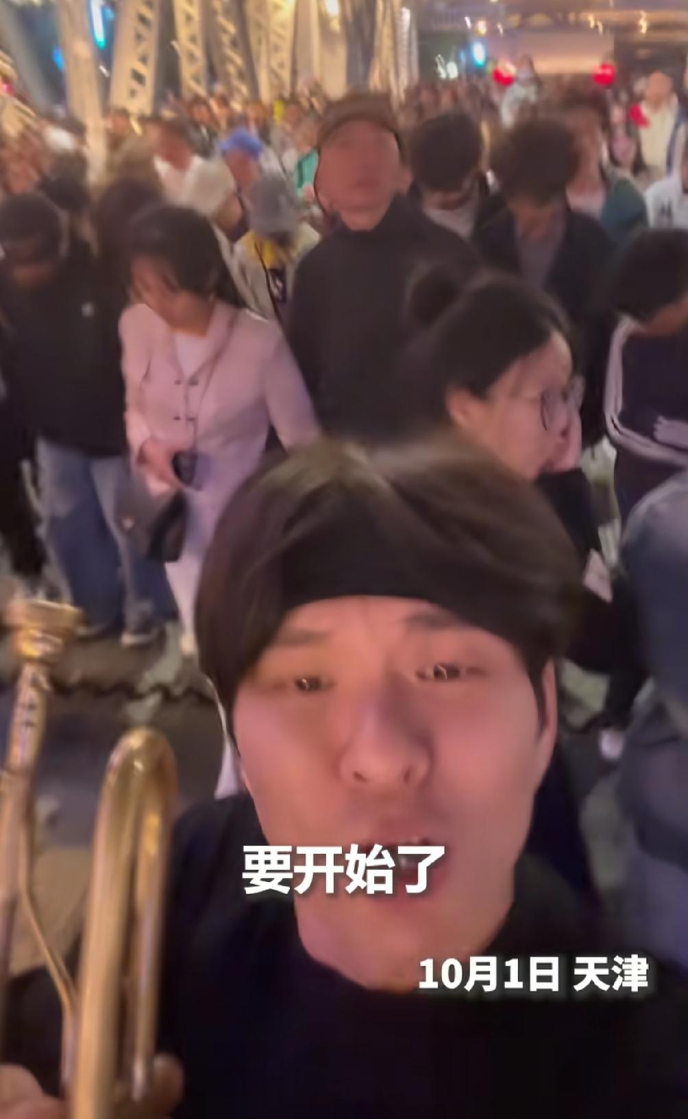 这应该是今年国庆节最感动中国人的新闻。国庆假期，这位小伙子在天津火了。天津解放桥