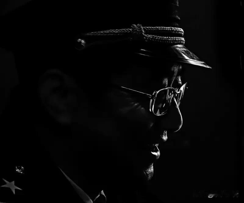 近日，一名盗窃嫌疑人落网后气焰嚣张，竟对民警叫嚣解开手铐给我刀，更猖狂威胁砍死你