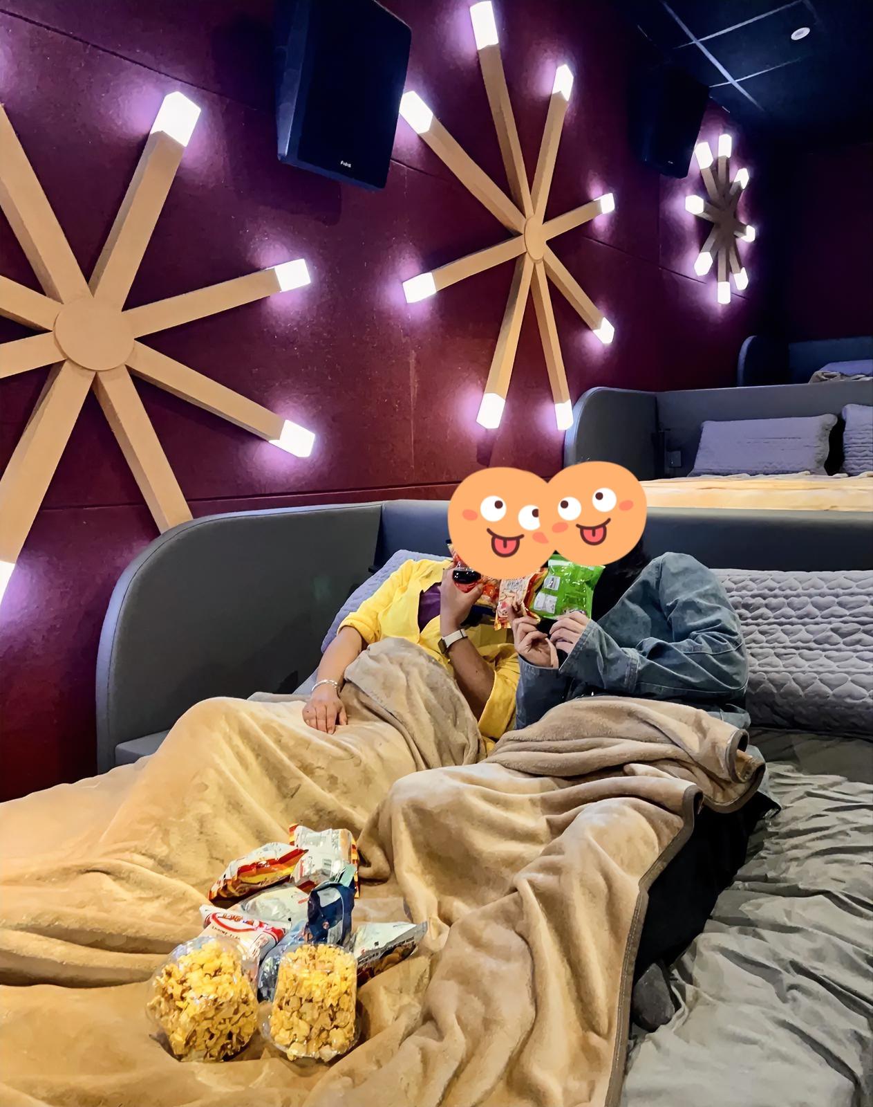 电影院居然开始卖双人床票了，你敢信吗？我朋友上周去体验了一次，回来脸都绿了。