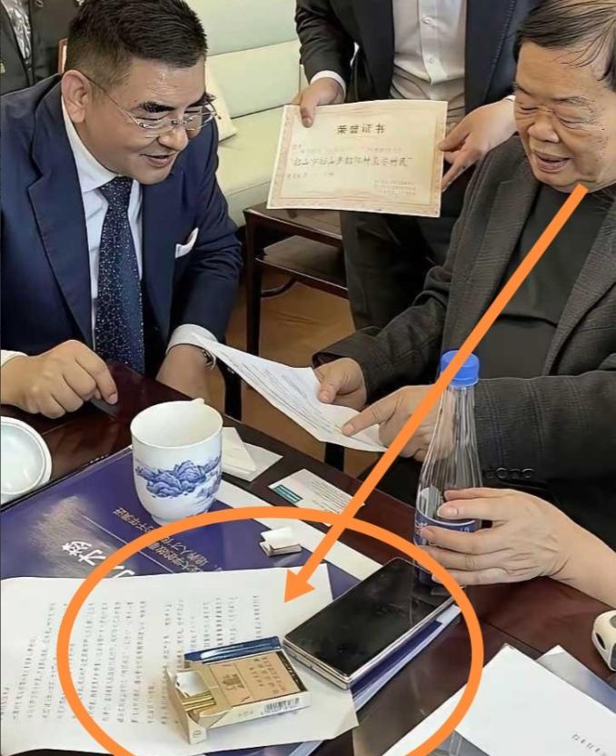 真没想到，曹德旺一包烟顶普通人一天的工资，手机价格更是昂贵！网上那张曹德旺办公