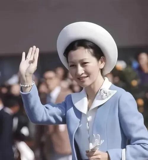 其实日本皇室的女眷们穿什么不是自己定的，可能有发言权，但最终要考虑很多人的意见，