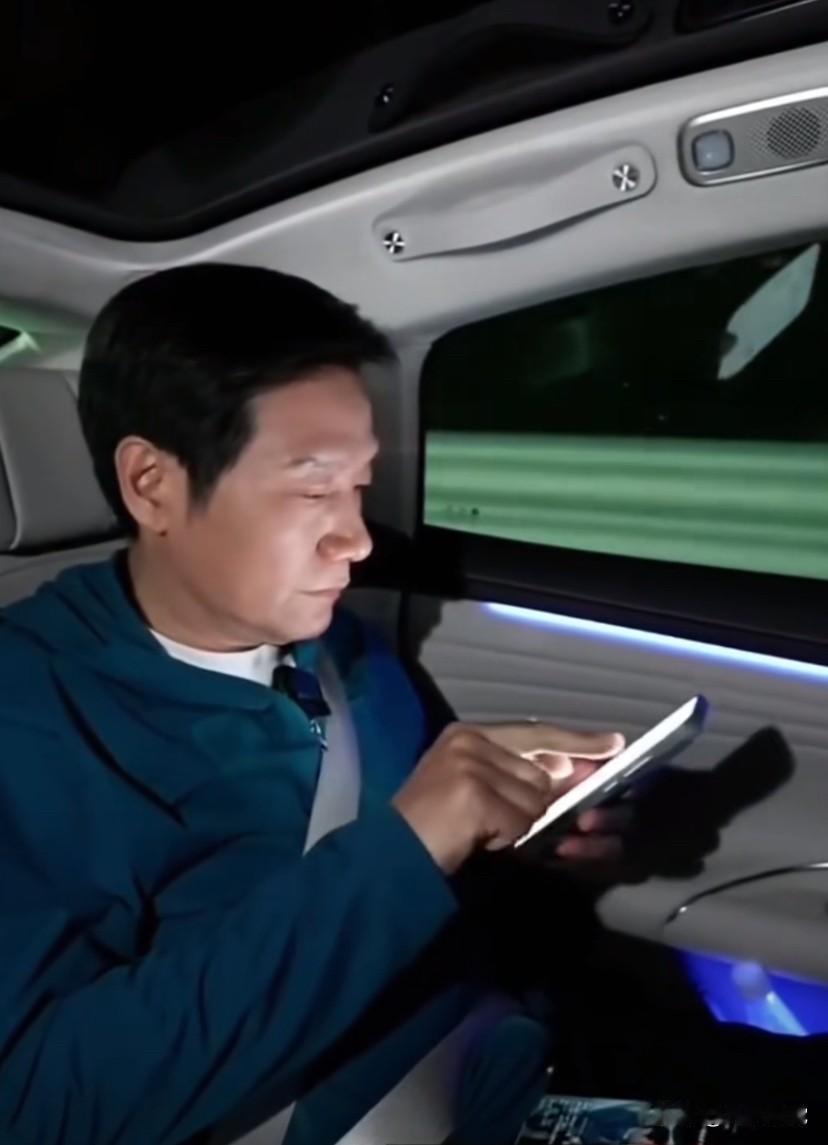 小米老板雷军拿着手机猛点，一顿操作过后，才说：我用的是小米17pro和小米15s