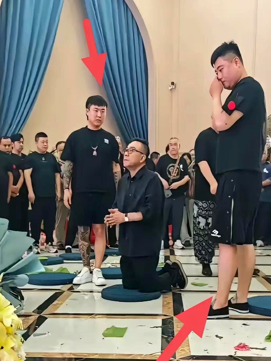 杨少华的葬礼上，这个腿上胳膊上都是纹身的“管事哥”出名了！在相声泰斗杨少华的