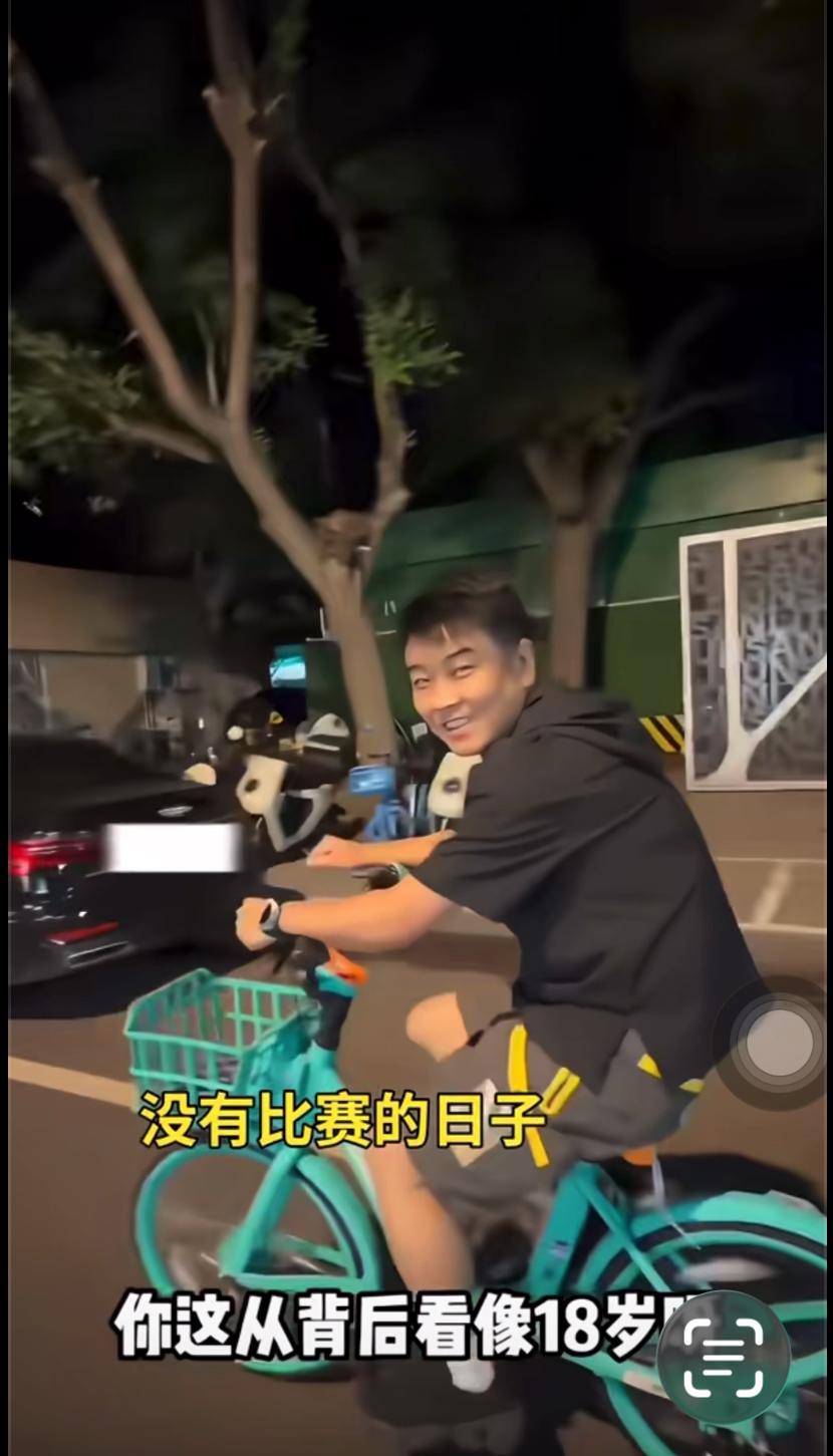 没有比赛的日子王皓指导与妻子秀恩爱啦！没有比赛的日子，王皓指导上下班都骑自行