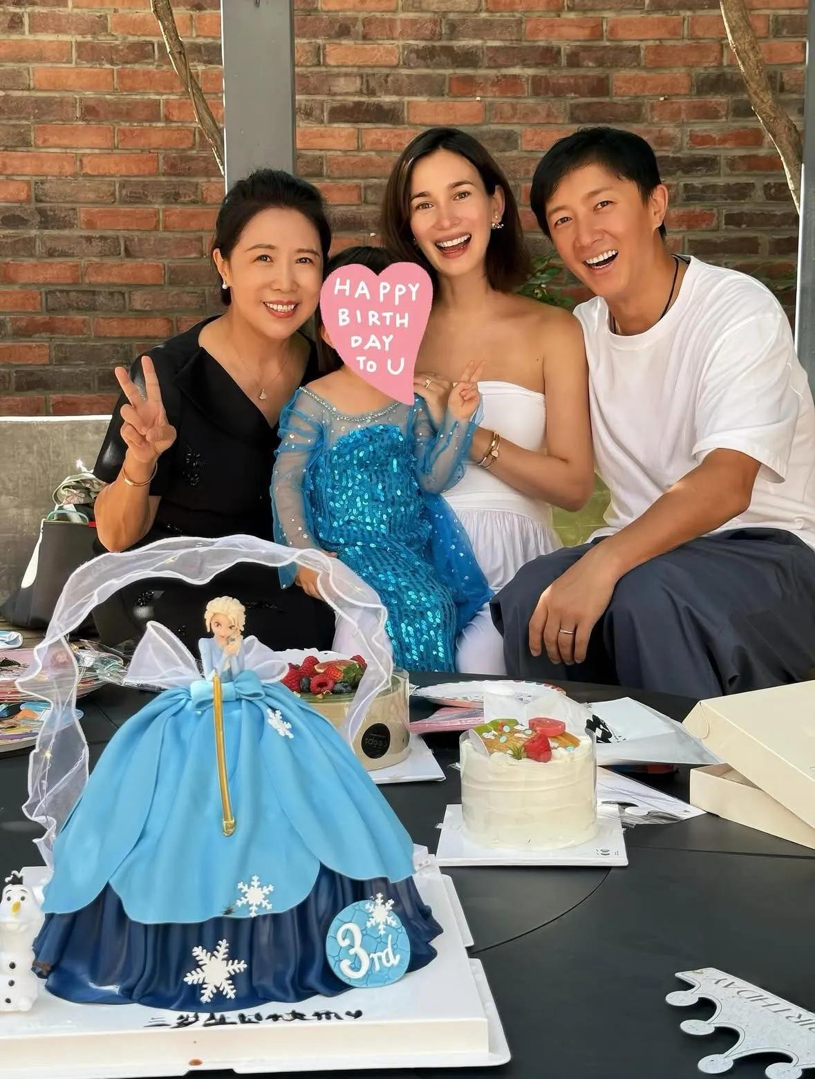 韩庚卢靖姗结婚6年儿女双全。2月4日，演员卢靖姗首晒儿女同框照，分享母子三人