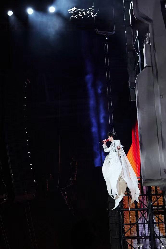 陈楚生演唱会花车纵观内娱演唱会，见过不少华丽堆砌的舞美。但陈楚生的花车设计，总能