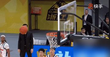 18岁菜鸟一个假动作，骗飞了三个防守老炮。下一秒，他像背后长了眼睛，一记击地传球