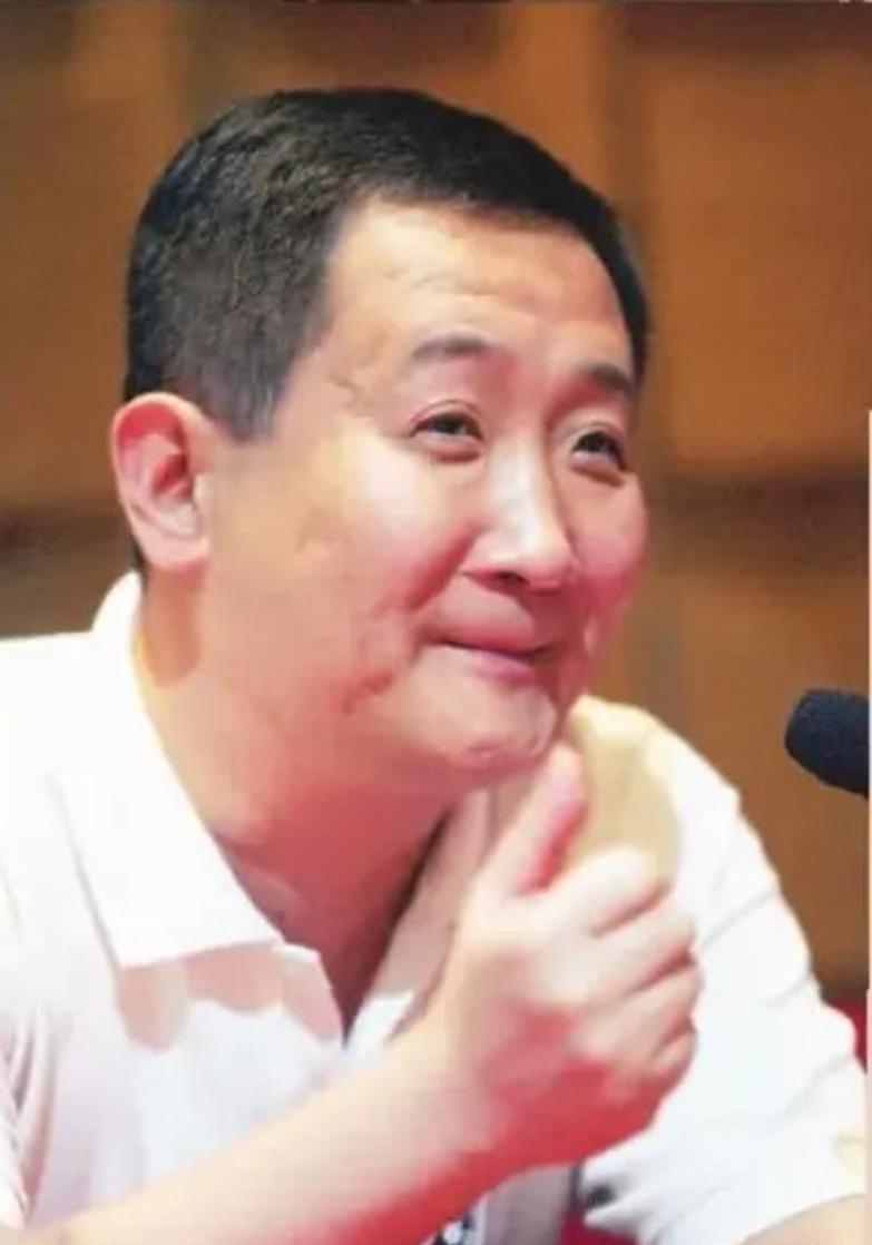 2010年，赵本山来梁天的“梁家菜酒店”吃饭，梁天一看本山大叔来了，赶紧上前敬酒