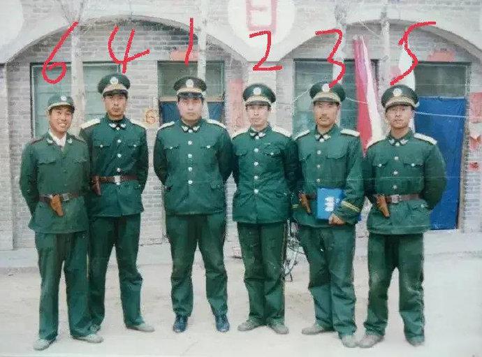 这6个穿军装的是干什么？照片拍摄于上世纪90年代，年代感十足，看服装是武警部队。