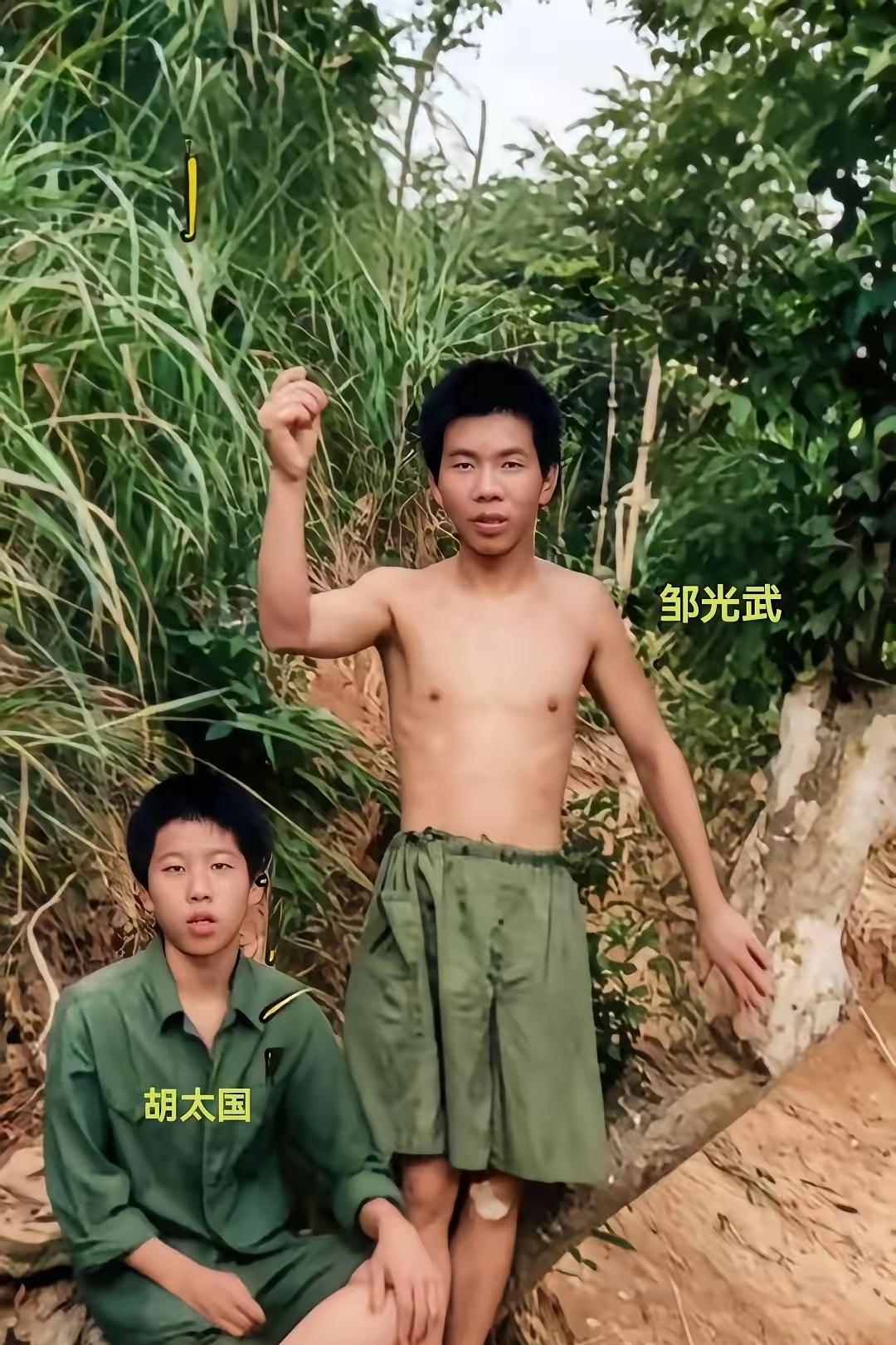 老山最催泪合影：两张稚嫩娃娃脸，守着生死一线的最前沿这两位战士在老山那拉口C
