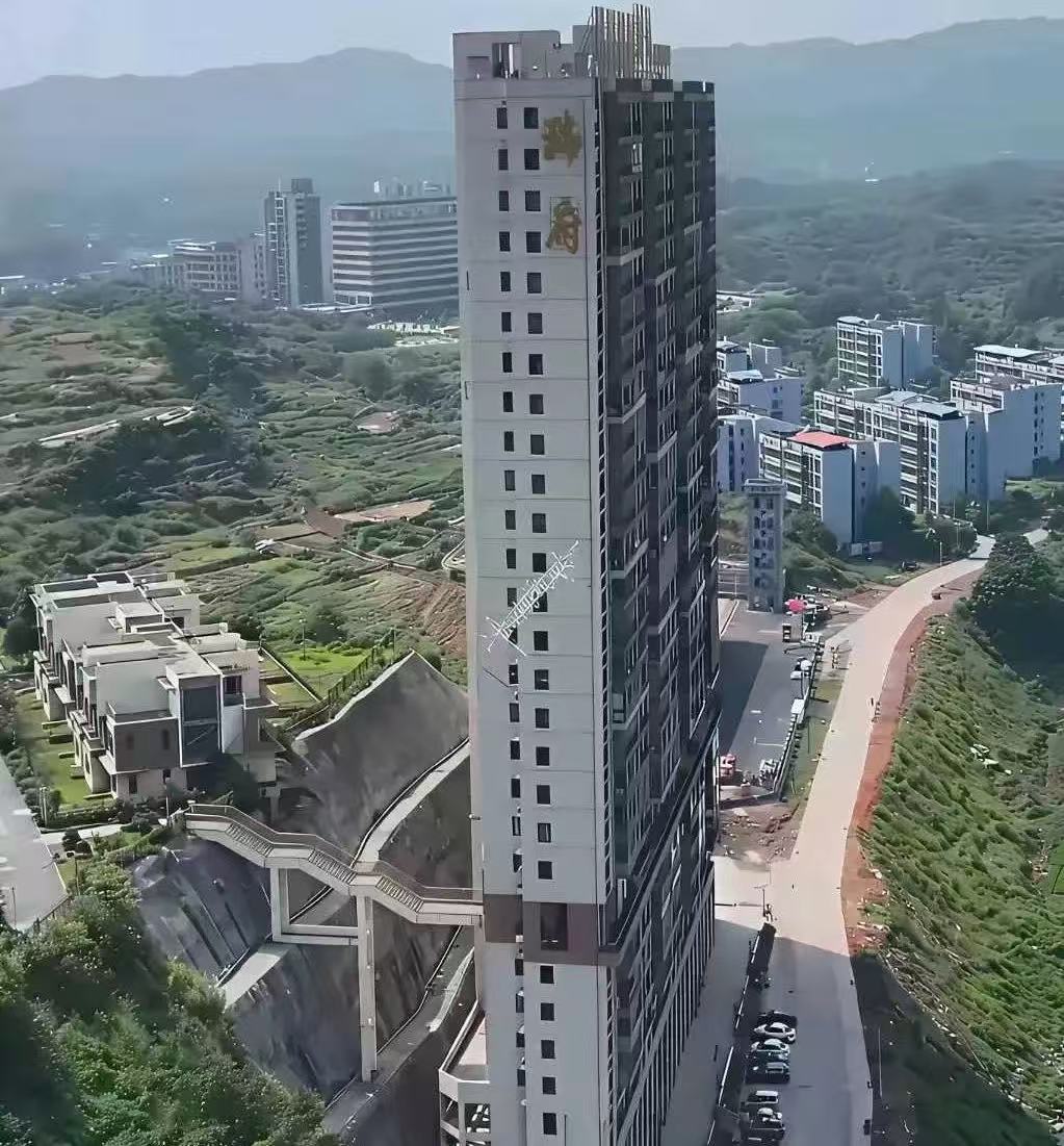 只要宅基地是自己的，往高1万米也是我的。