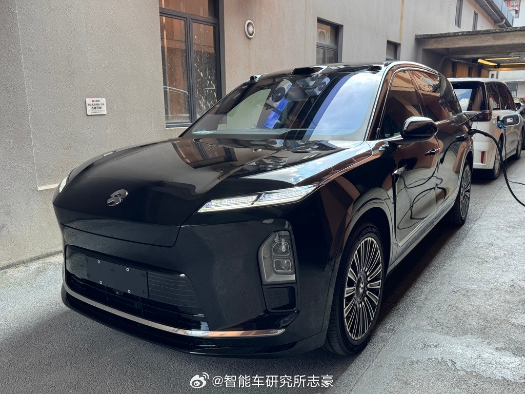 单看新ES8入门标配21寸轮毂，我觉得气势完全可以接受，不会有小脚的感觉，纯为了