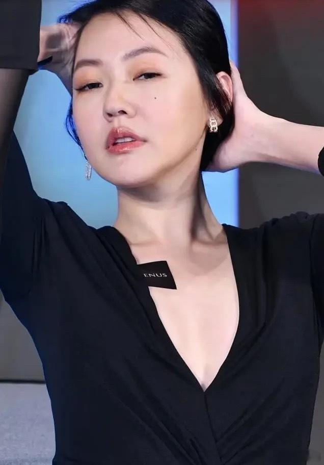 看这动作和神态，大S多半还是没戒酒啊
