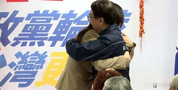 郑丽文狂赞刘和然！两人台下紧抱画面曝光台北市副市长李四川3月将正式投入新北市