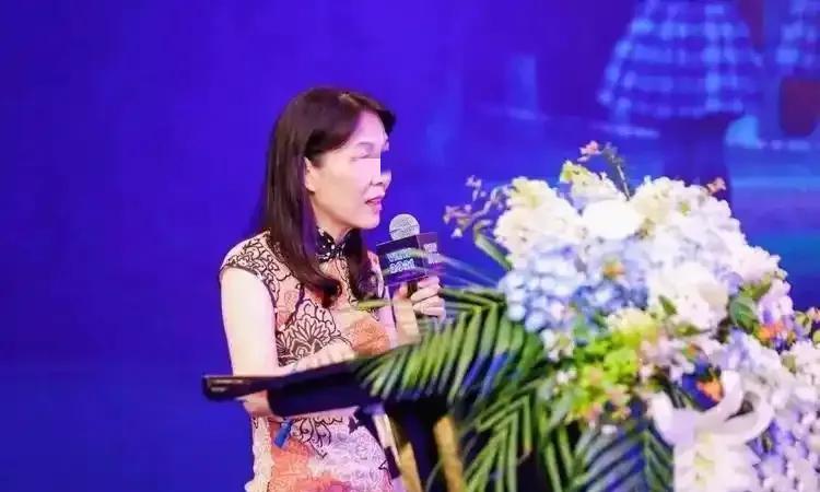 有人说：娃哈哈做那么大，宗老和原配只生了一个女儿，再找一个生儿子是人之常情。当