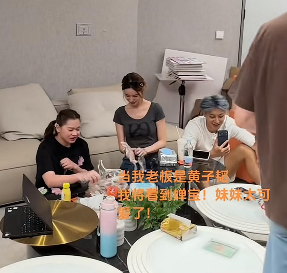 全红婵与“老板”黄子韬以及“老板娘”徐艺洋同框好可爱，大口吃肉，细节动作做的非常