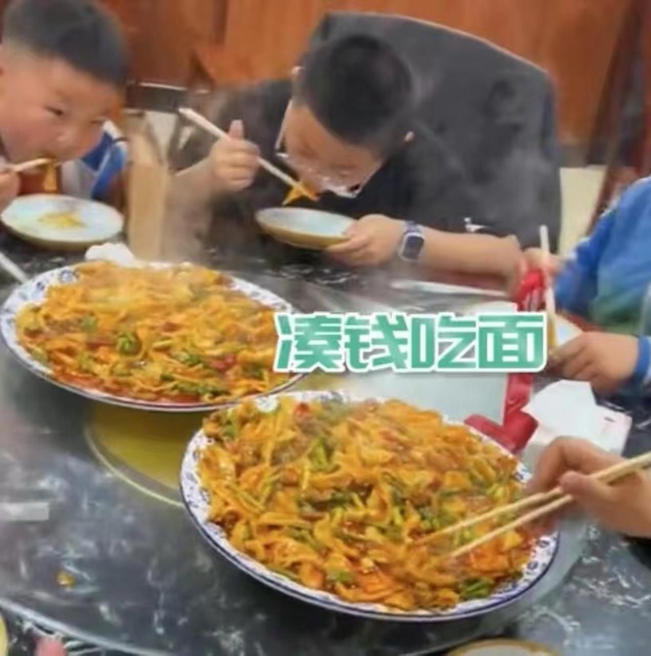 初中生凑钱合吃一碗面，老板默默续了8次：这碗热面，暖了整座城陕西西安一家小面