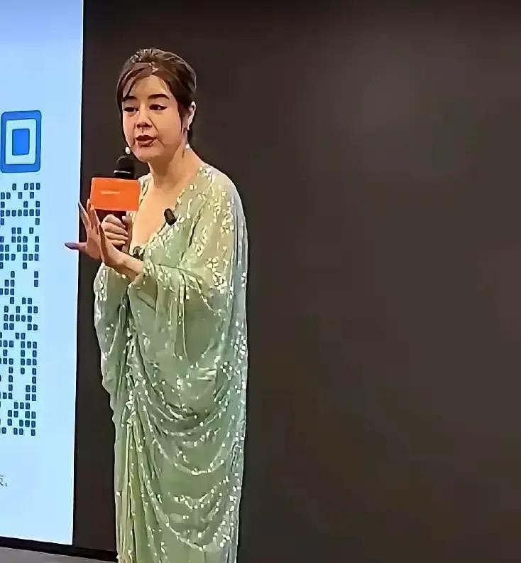 于文红在抖音教人冻龄，自己线下讲座一笑脸僵成面具，苹果肌像俩乒乓球，鼻梁尖得能开