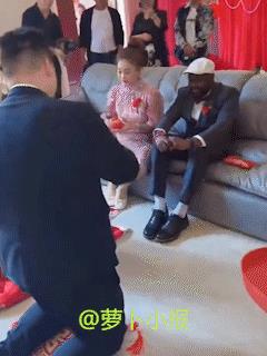 这叫认贼作父，错了重来：认黑作父。我不知道这是不是段子，反正看着不像，即使是段