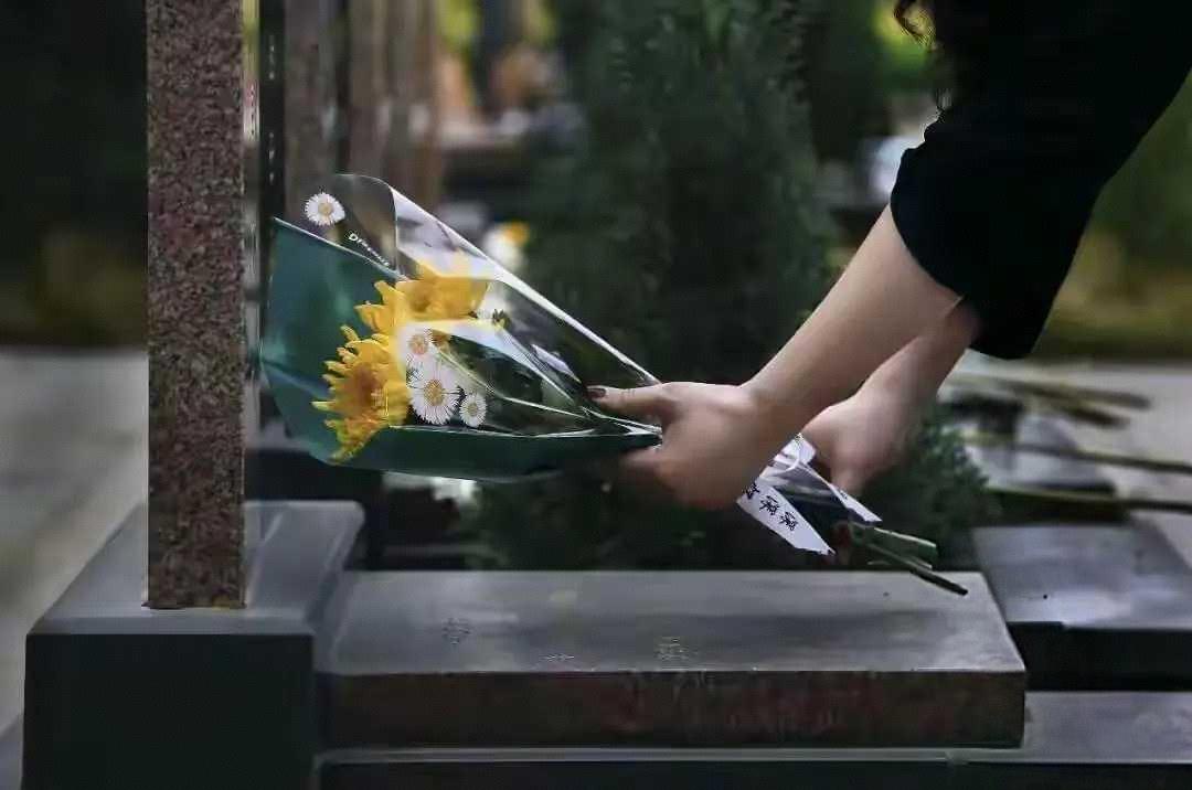 “我只想百年后和女儿葬在一起，这有错吗？”武汉张女士的一句质问，戳中了无数人的心