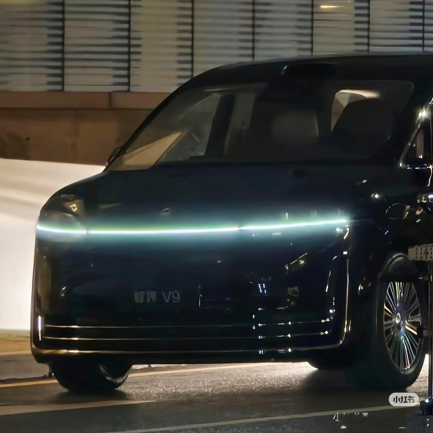 智界V9造型曝光作为鸿蒙旗下目前最高端的MPV这颜值，符合你的预期吗？对我来说，