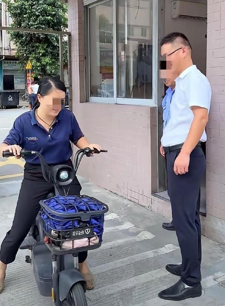 东莞一个工厂老板，因为一句话火了。手下一个女员工送孩子上学，急匆匆赶回来还是迟