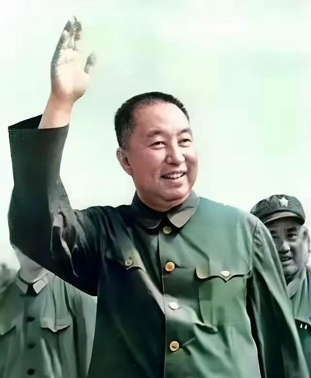 多么慈祥的容貌，多么高大的身躯，多么响亮的名字一一华国锋。观其身，闻其名就知是一