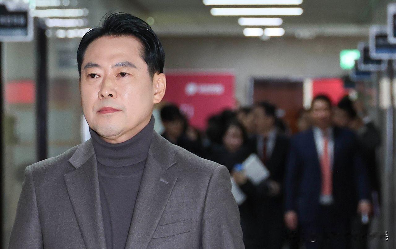 韩国最大在野党党首张东赫就紧急戒严事件致歉后，风波愈演愈烈。8日，国民力量党内部