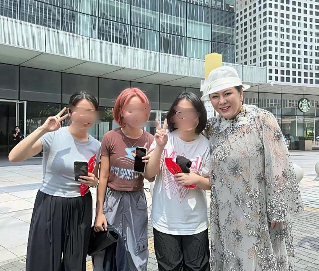 向太陈岚现身深圳街头，穿衣打扮好贵气，和旁边的路人差距好明显，真是太有钱了。