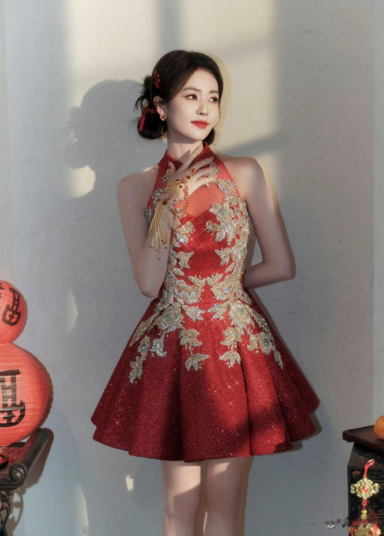 白鹿金丝印花红裙穿搭，透着新年的喜庆和平安喜乐的氛围。