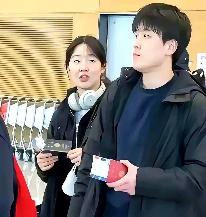 你看到张本智和夺冠举起8万美元奖金牌时，他妹妹张本美和眼里闪过的不是崇拜，是计算