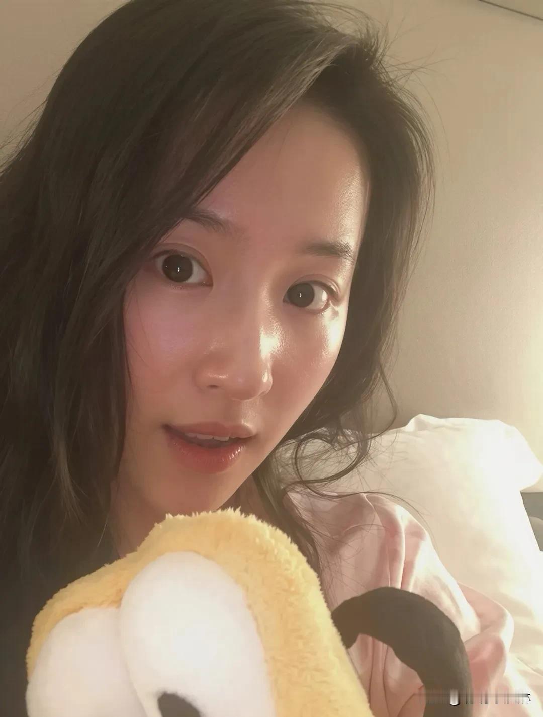 素颜出镜，不施粉黛，刘亦菲颜值依旧在线！无需滤镜加持，天然美态惊艳众人。