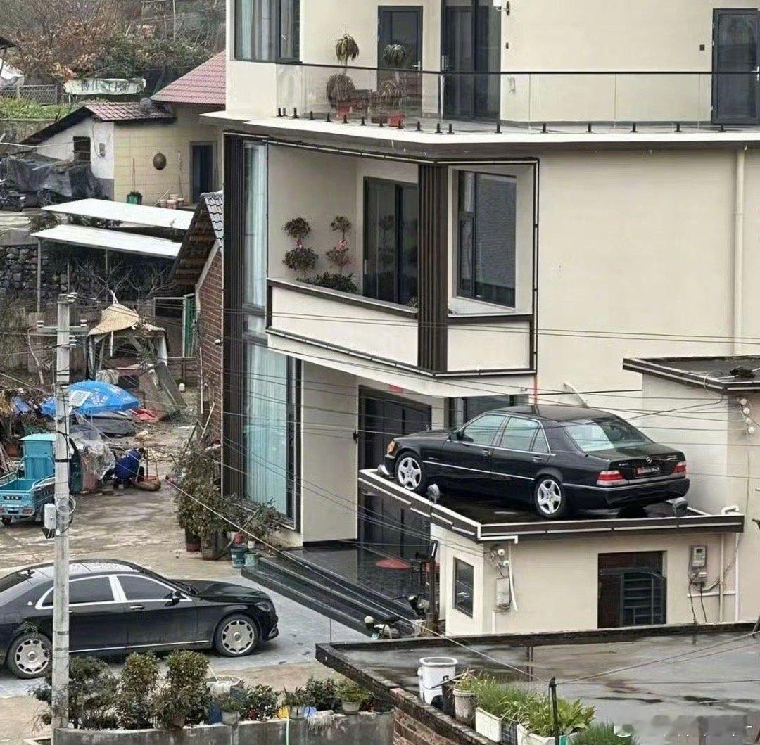 汽车把虎头奔放在屋顶展示，一定是老板的挚爱。奔驰s级​​​