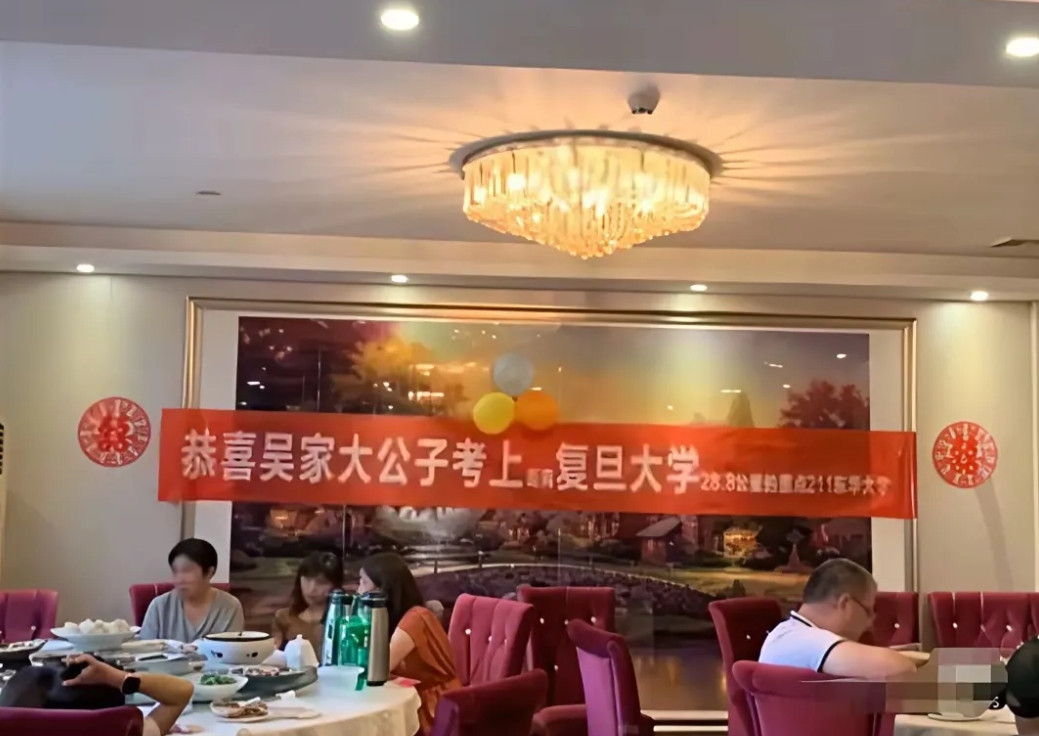 这横幅拉得有水平！不服不行