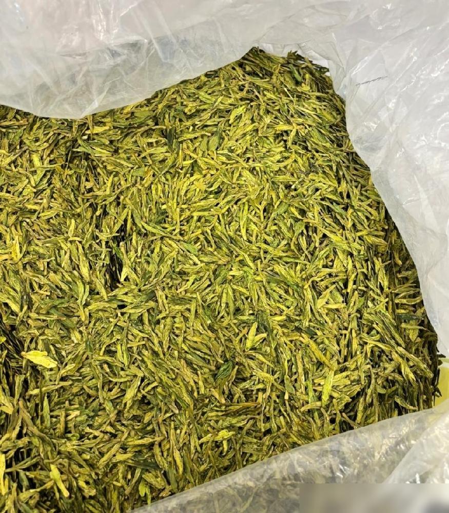 回乡下老家，临走堂弟塞给我三斤手工龙井茶，我要给他五百块，堂弟说啥也不肯要。
